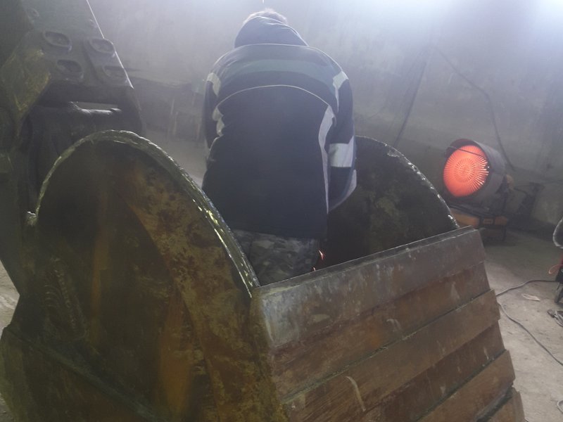 Vypálení dna těžební lopaty podkopu