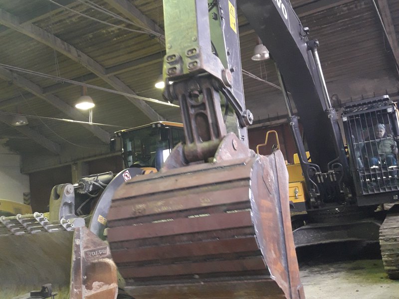 Přivařené nové zakružené dno + nové splazy lopaty (hardox)