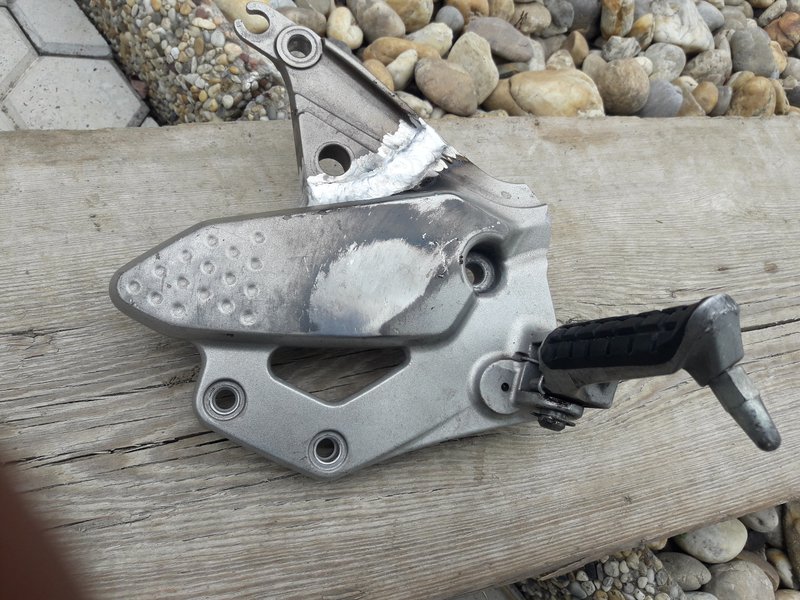 Svaření hliníkové současti motocyklu - držák stupačky