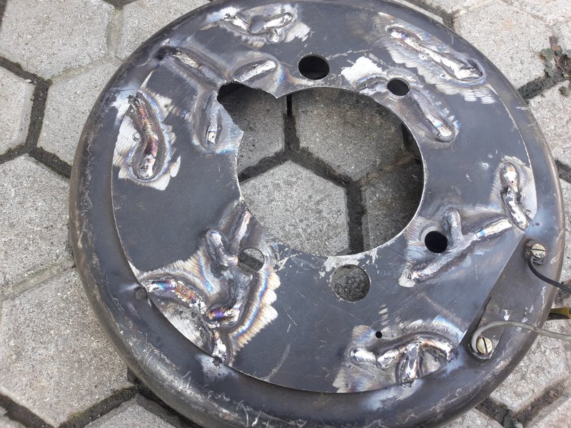 Svaření popraskaného přítlačného dílu spojky kombajnu