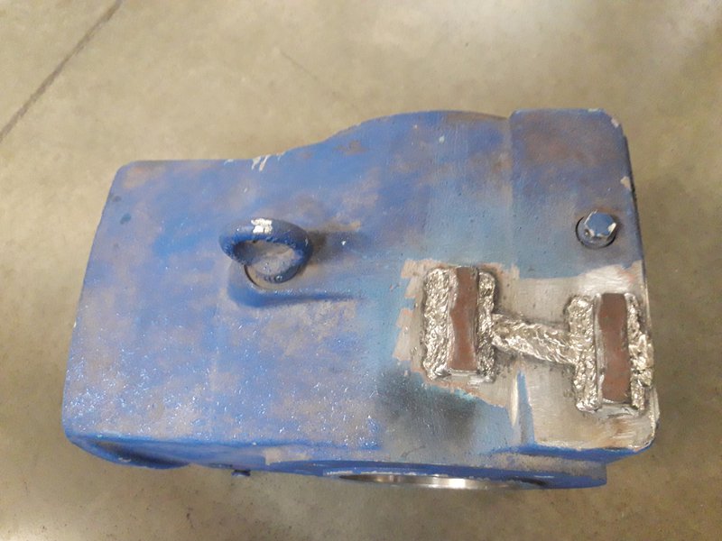 Svaření a vystužení litinové převodovky, skříně