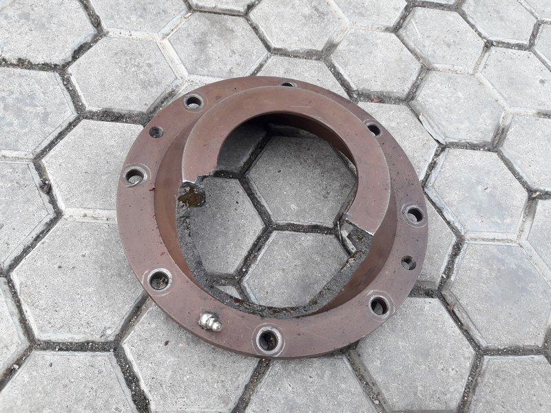 Prasklý litinový díl - před svařováním