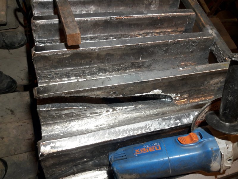 Svařování vylomeného zubu hnacího kola u kulového mlýnu - vydrážkování před svařováním