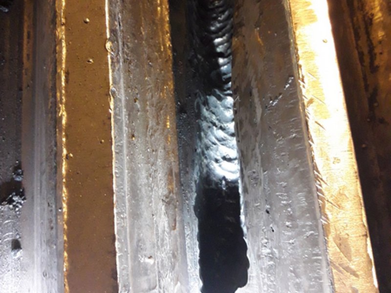 Svařování vylomeného zubu hnacího kola u kulového mlýnu - drážkování