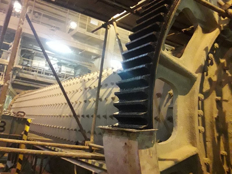 Kulový mlýn - oprava, svařování vylomeného zubu