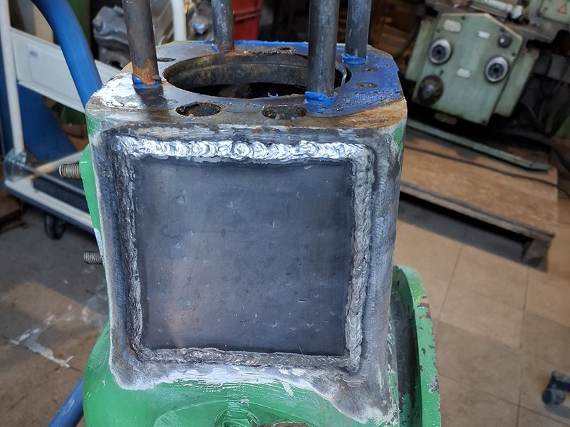 Opravený litinový blok motoru BMW