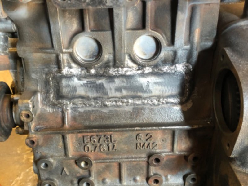 Opravený litinový blok motoru po neodborném zásahu domácím kutilem