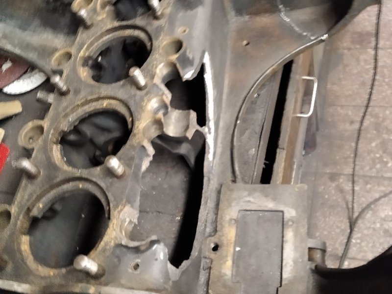 Prasklý blok litinového motoru veterán rv. 1908