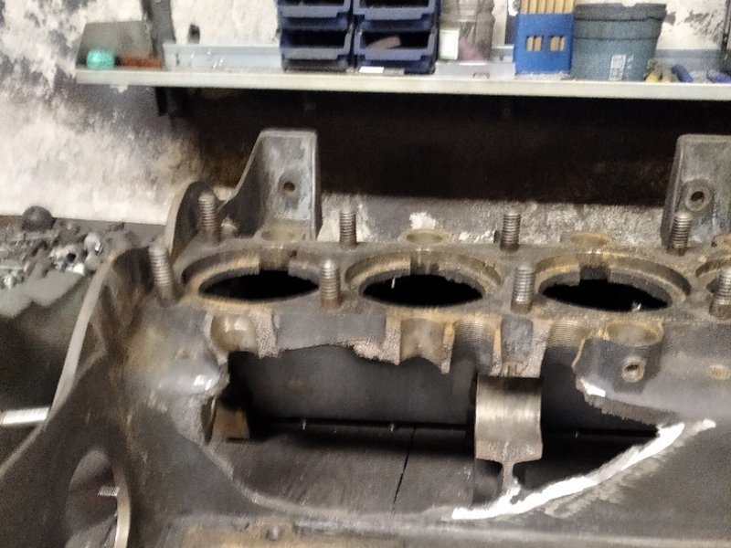 Prasklý blok motoru auta z roku 1908