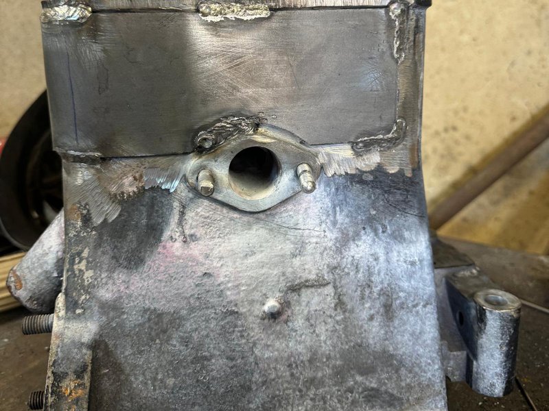 Příprava k přeplátování litinového bloku motoru AERO