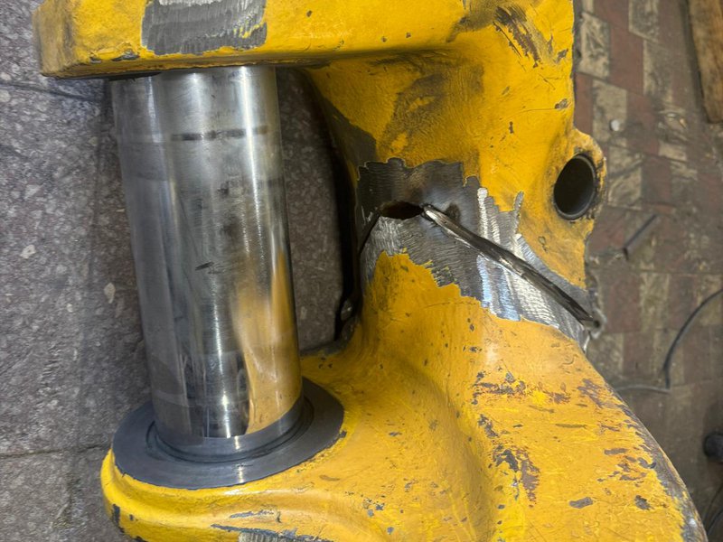 Příprava spasování na svařování litinového dílu bagru