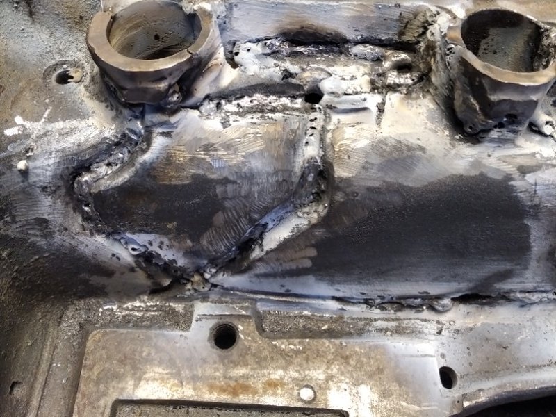 Průběh opravy bloku motoru auta z roku 1908