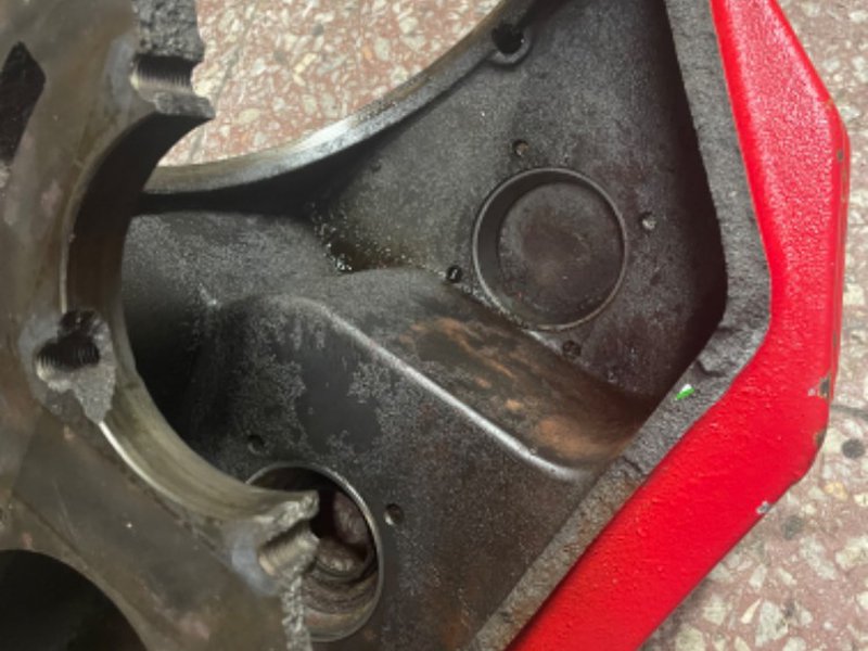 Rozlomený litinový díl převodovky rotačních bran