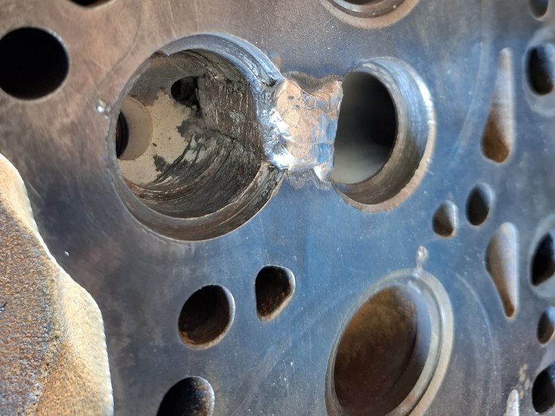 Svařená litinová hlava malotraktoru