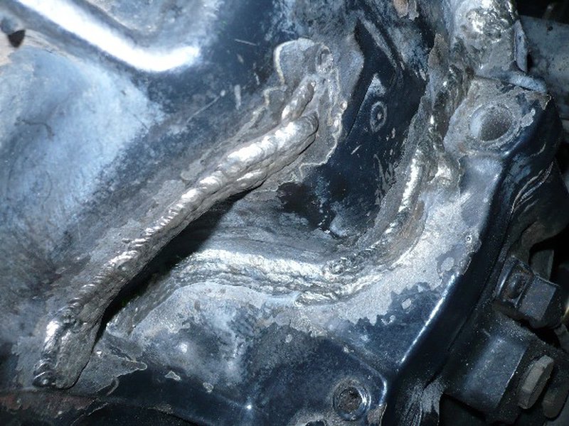 Prasklý motor traktoru - oprava svařením